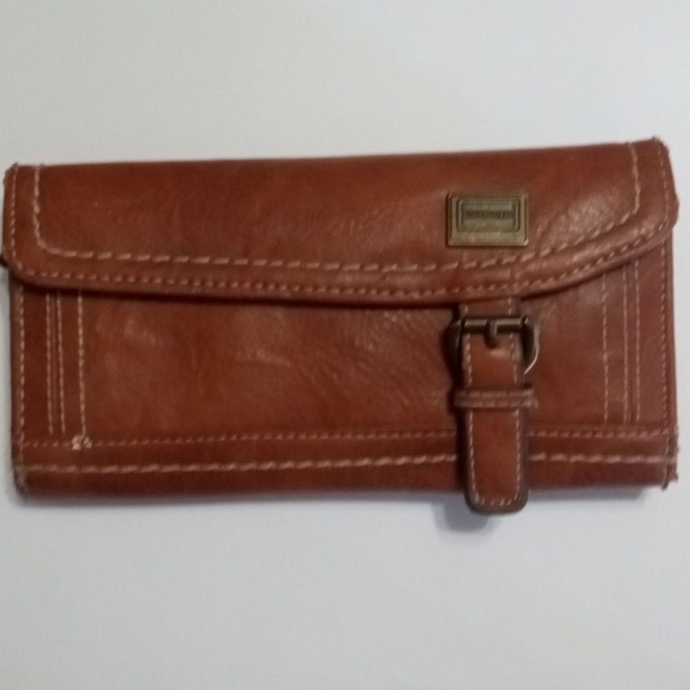 I am selling a wallet that I received as a gift.
